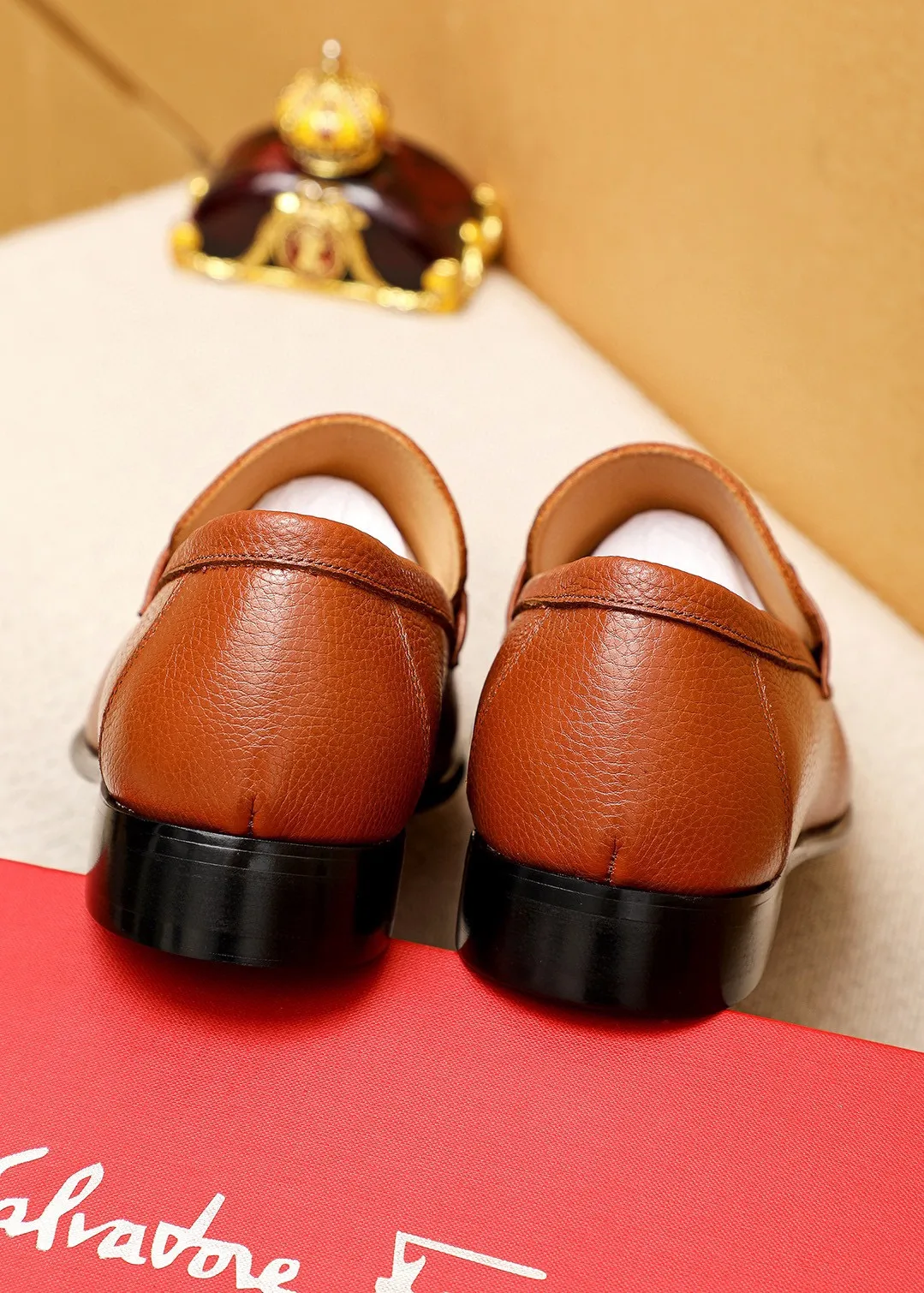 Men's shoes 💰462 💐 Product trademark: Ferragamo "Ferragamo" casual leather shoes Regular size: 38-44 (45.46.47🉑️Customized) Product materials: Selected imported pebbled cowhide upper + classic hardware buckle, imported water-dyed cow leather lining. Strong three-dimensional visual effect, original outsole color: 2 colors available